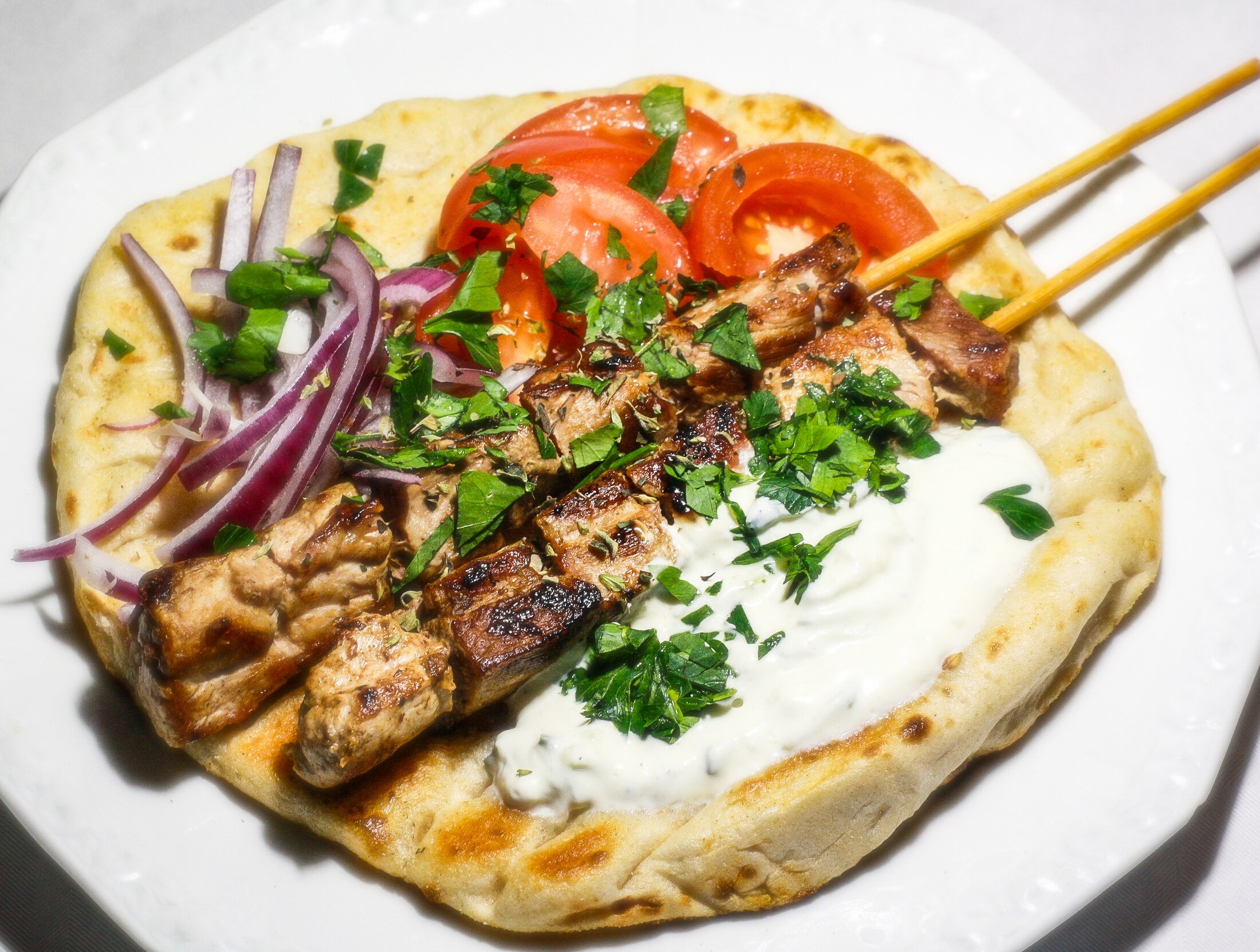 Souvlaki med tillbehör från Estias